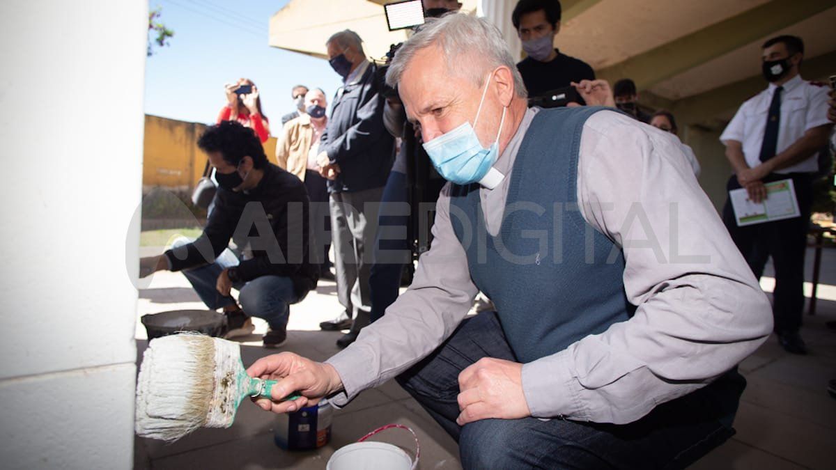 Integrantes de La Mesa Interreligiosa taparon con pintura los dibujos de símbolos nazis y esvásticas en monumentos a las víctimas del holocausto.