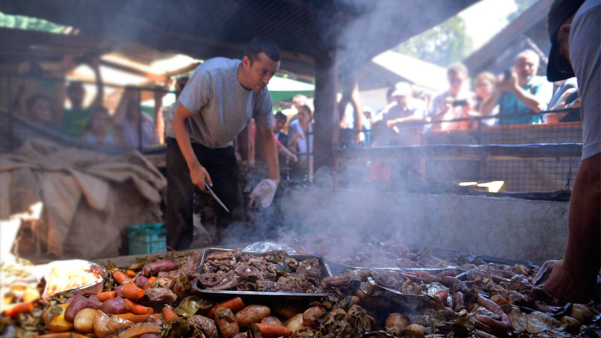 El curanto, tradición mapuche adoptada por Colonia Suiza, es hoy su plato más emblemático.