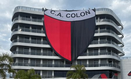 colon vs. river: la enorme bandera del sabalero en el hotel colon vs. river: la enorme bandera del sabalero en el hotel
