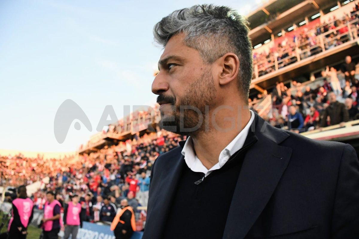 El entrenador Gustavo Munúa dio positivo a coronavirus y se pierde el partido ante Boca