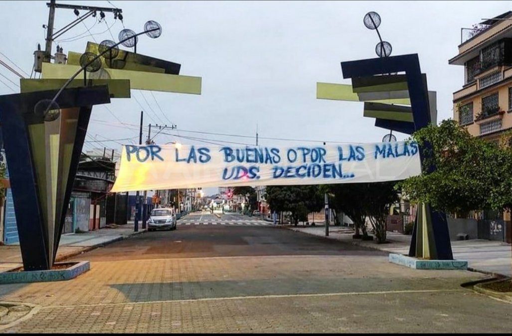 El conjunto ecuatoriano recibió amenazas y pancartas por parte de sus hinchas, debido a la crisis futbolística que atraviesa.