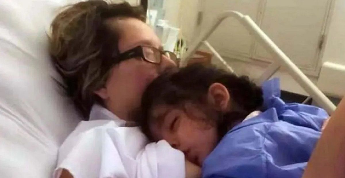 La madre junto a su hija. Gentileza El Doce