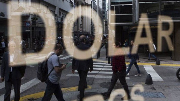 El dólar subió 12 centavos en el arranque de la semana a $58,15