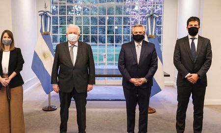 En la foto: el presidente Alberto Fernández, el ministro de Salud, Gines González García, el gerente general de AstraZeneca para Cono Sur, Agustín Lamas y la directora Médica para Cono Sur, Dra. Agustina Elizalde. En la foto: el presidente Alberto Fernández, el ministro de Salud, Gines González García, el gerente general de AstraZeneca para Cono Sur, Agustín Lamas y la directora Médica para Cono Sur, Dra. Agustina Elizalde.