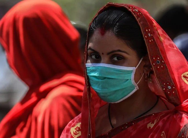 Una mujer lleva tapabocas en la entrada del Hospital Indira Gandhi en Bombay, India (EFE).2 de 4