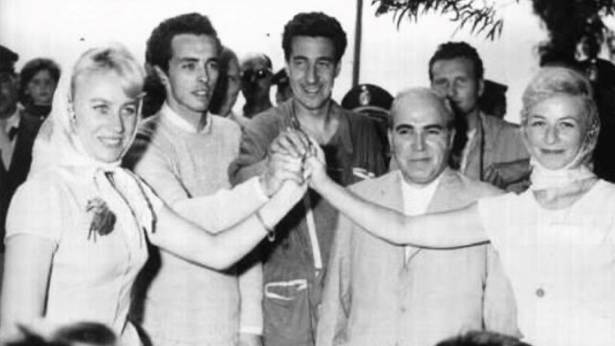 Las ganadoras posan con quien las escoltó en la General, el chileno Boris Garafulic Stipicic (de buzo oscuro, quien compitió con el Volvo 122 S N° 607), al que relegaron por 3 horas, 8 minutos y 25 segundos aunque, el trasandino, corrió en la categoría de autos hasta 2000 cc. Las ganadoras posan con quien las escoltó en la General, el chileno Boris Garafulic Stipicic (de buzo oscuro, quien compitió con el Volvo 122 S N° 607), al que relegaron por 3 horas, 8 minutos y 25 segundos aunque, el trasandino, corrió en la categoría de autos hasta 2000 cc.