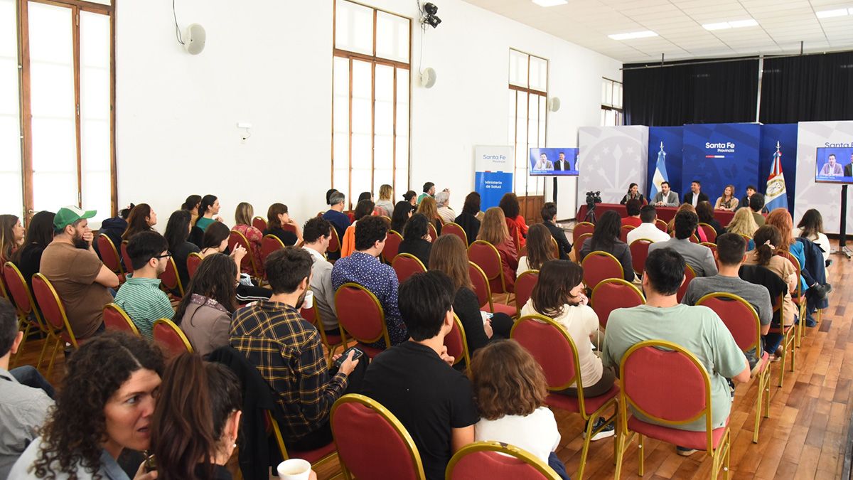 El Ministerio de Salud brindó una capacitación sobre el uso del cannabis medicinal. Se trató de 11 encuentros destinados a los trabajadores de Salud de todo el territorio santafesino. El Ministerio de Salud brindó una capacitación sobre el uso del cannabis medicinal. Se trató de 11 encuentros destinados a los trabajadores de Salud de todo el territorio santafesino.