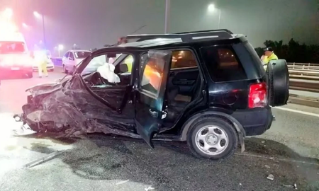 Una mujer provocó un accidente cuando chocó contra un vehículo que transportaba agentes de polícia. Una mujer provocó un accidente cuando chocó contra un vehículo que transportaba agentes de polícia.