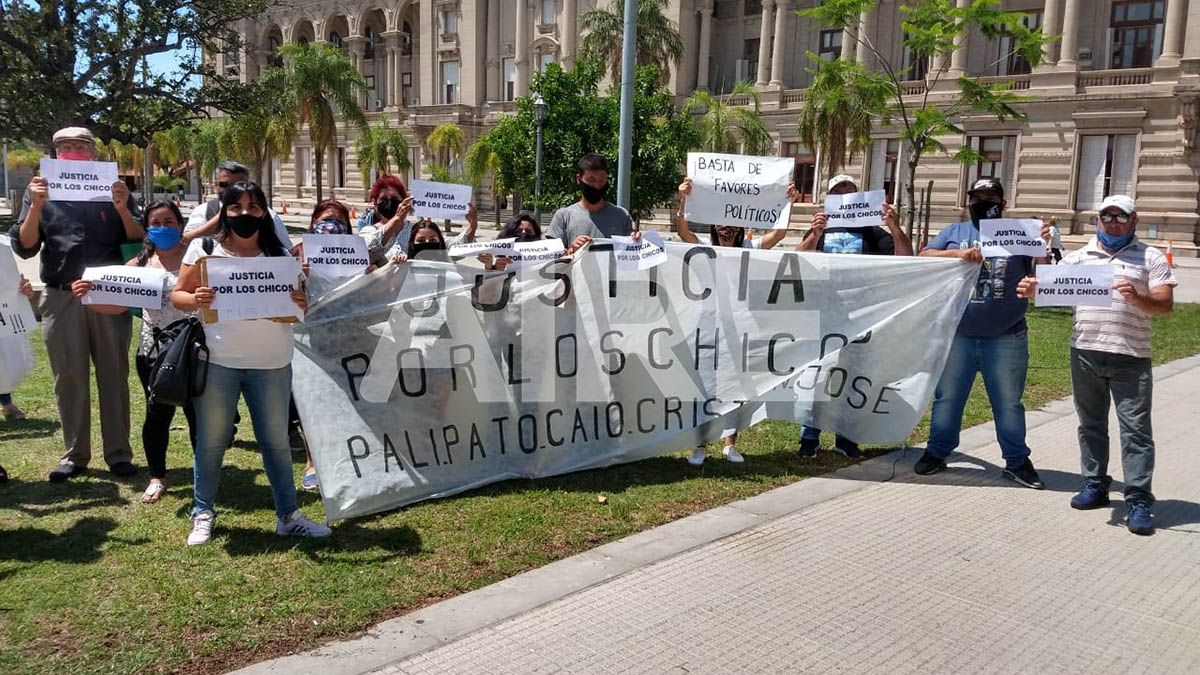 Los familiares de los cinco detenidos por la muerte de Emiliano Arri reclaman la inocencia de los acusados.