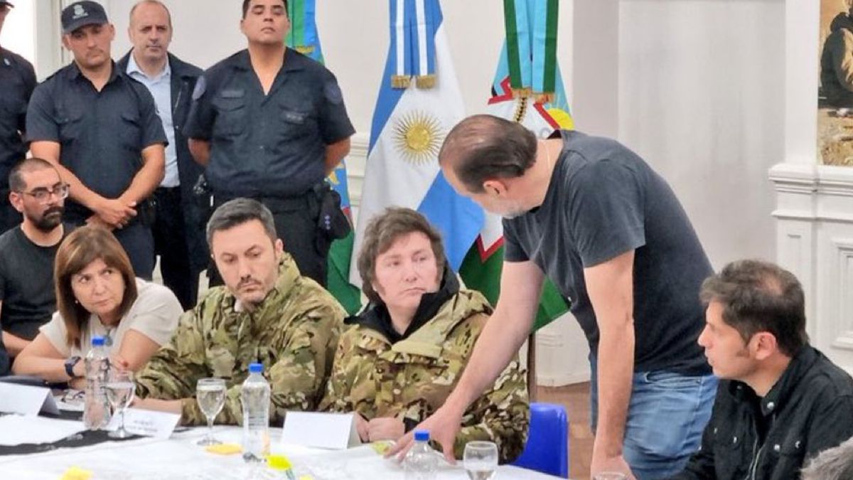 Javier Milei llegó a Bahía Blanca: lo acompañan cuatro ministros para monitorear la situación