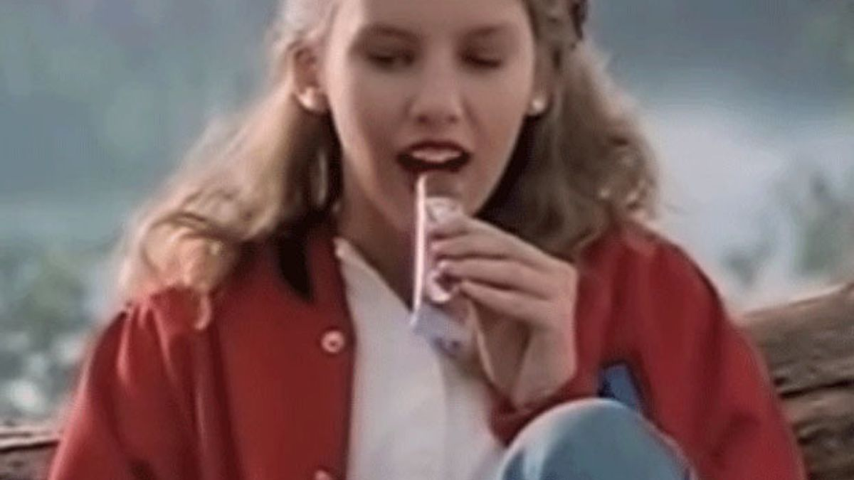 Moira Gough, nacida en la Base Naval Puerto Belgrano debido a su padre, quien pertenecía a la Armada, tiene actualmente 44 años de edad y una hija de siete