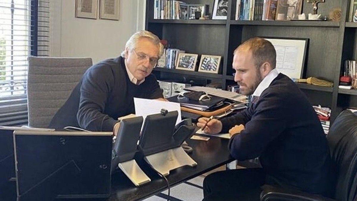 El presidente Alberto Fern&aacute;ndez reunido con el ministro de Econom&iacute;a, Mart&iacute;n Guzm&aacute;n.