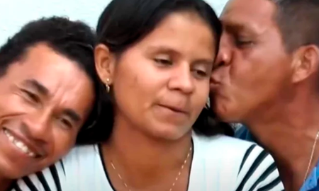Aunque estos tres viven felices, muchas personas, sobre todo en redes sociales, critican su estilo de vida. Aseguran que se necesita mucha madurez social y emocional para vivir una relación de poliamor. Aunque estos tres viven felices, muchas personas, sobre todo en redes sociales, critican su estilo de vida. Aseguran que se necesita mucha madurez social y emocional para vivir una relación de poliamor.