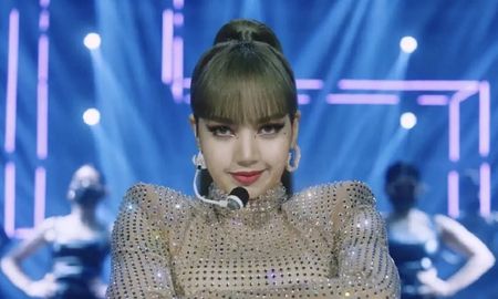 El álbum debut de Lisa de BLACKPINK alcanzó las 700 mil copias vendidas en Gaon Chart, y rompió un nuevo récord. El álbum debut de Lisa de BLACKPINK alcanzó las 700 mil copias vendidas en Gaon Chart, y rompió un nuevo récord.