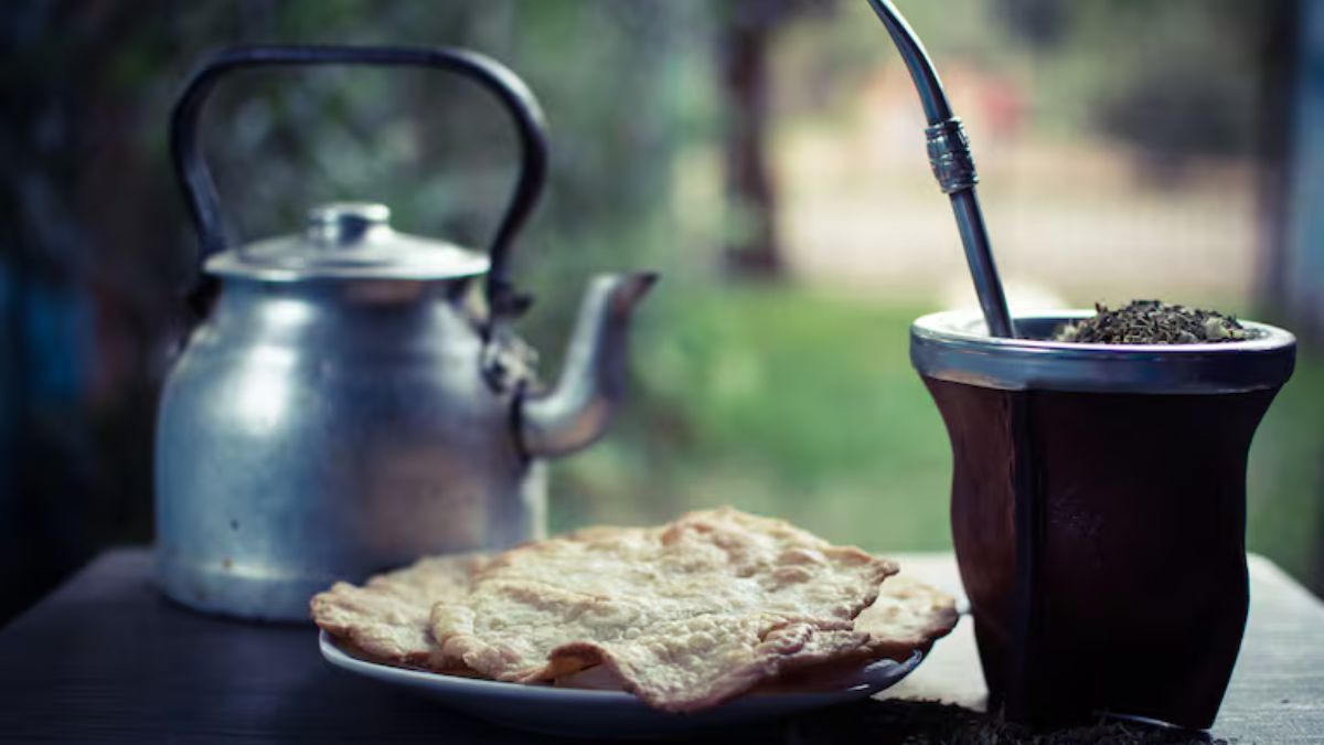 Tortas fritas caseras y mates: el sabor que siempre vuelve en tardes de lluvia.