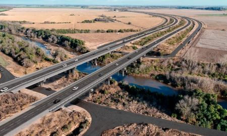 La ruta proyectada tiene características de autopista, con dos carriles por sentido de circulación. La ruta proyectada tiene características de autopista, con dos carriles por sentido de circulación.