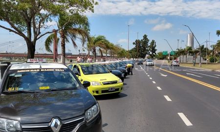 La idea de la Municipalidad de Santa Fe era reforzar el servicio nocturno durante la madrugada de Navidad, para garantizar el traslado de jóvenes y de quienes vayan a casa de familiares o amigos. La idea de la Municipalidad de Santa Fe era reforzar el servicio nocturno durante la madrugada de Navidad, para garantizar el traslado de jóvenes y de quienes vayan a casa de familiares o amigos.