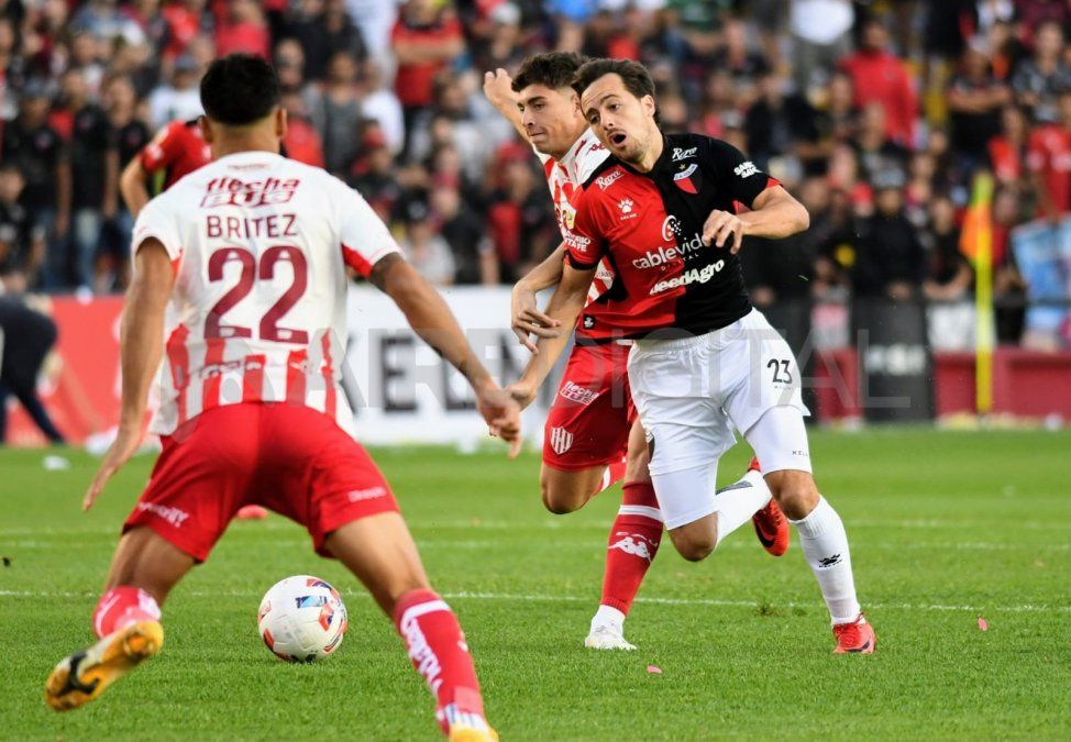 Christian Bernardi, de Colón, es interceptado desde atrás por Juan Igancio Nardoni.