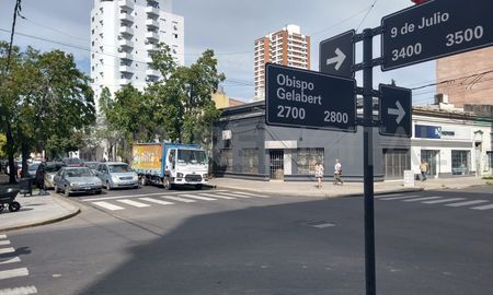 Motochorros atacaron a una estudiante que se dirigía en bici a la facultad y le robaron la mochila con el celular y los documentos a una cuadra de Bulevar. Motochorros atacaron a una estudiante que se dirigía en bici a la facultad y le robaron la mochila con el celular y los documentos a una cuadra de Bulevar.