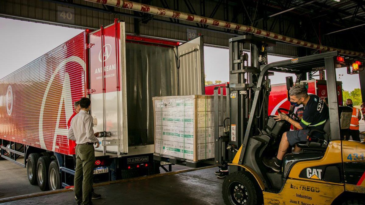 El sábado, la ministra de Salud, Carla Vizzotti, anunció el comienzo de la distribución de la vacuna Sinopharm en todo el país. En esta primera etapa se enviará a todas las jurisdicciones un total de 492.400 dosis.