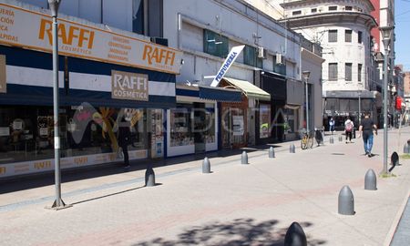 Los comercios podrán abrir sus puertas a partir del sábado. Los comercios podrán abrir sus puertas a partir del sábado.