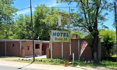 Este es el hotel de Valle Hermoso donde el femicida consumó el crimen y se quitó la vida, no sin antes tratar de destruir un celular y bloquear la puerta de la habitación con la cama. Este es el hotel de Valle Hermoso donde el femicida consumó el crimen y se quitó la vida, no sin antes tratar de destruir un celular y bloquear la puerta de la habitación con la cama.