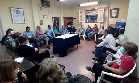 La semana pasada autoridades municipales y referentes barriales se reunieron para ultimar los detalles en torno a la labor preventiva que encarará la GSI en los barrios Fomento 9 de Julio y Roma. La semana pasada autoridades municipales y referentes barriales se reunieron para ultimar los detalles en torno a la labor preventiva que encarará la GSI en los barrios Fomento 9 de Julio y Roma.