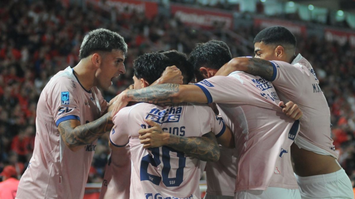 Unión golea 3 a 0 a Independiente en Avellaneda.