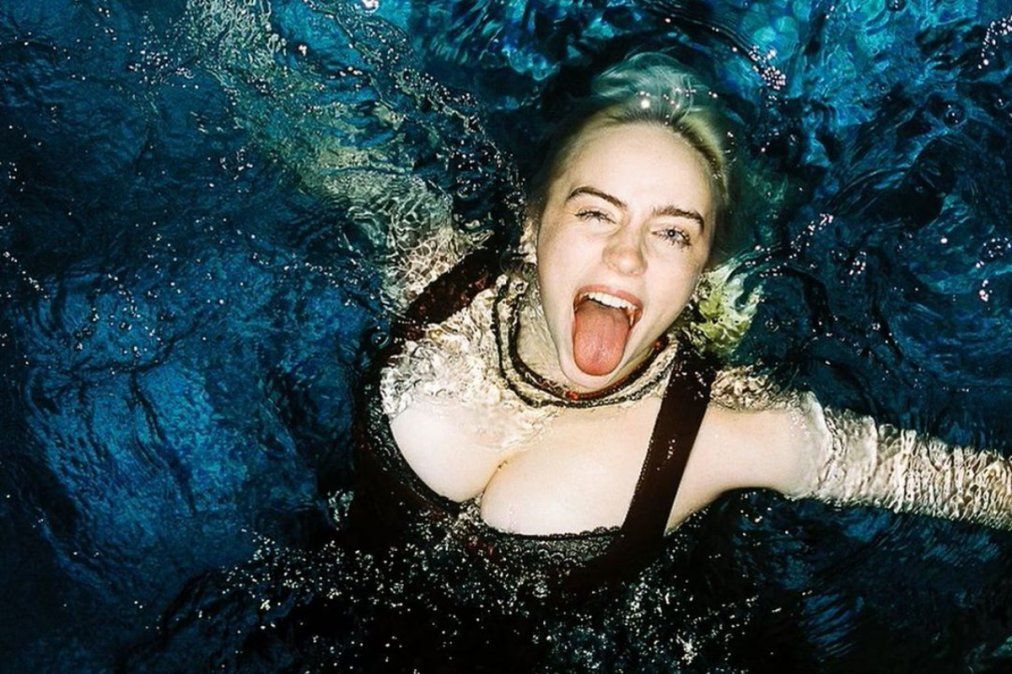 La cantante se zambulló con ropa en el agua durante la fiesta por el estreno de Happier Than Ever