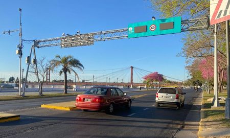 Este miércoles la Costanera de Santa Fe amaneció con el nuevo pórtico del anillo digital de seguridad que impulsa la Municipalidad. Este miércoles la Costanera de Santa Fe amaneció con el nuevo pórtico del anillo digital de seguridad que impulsa la Municipalidad.