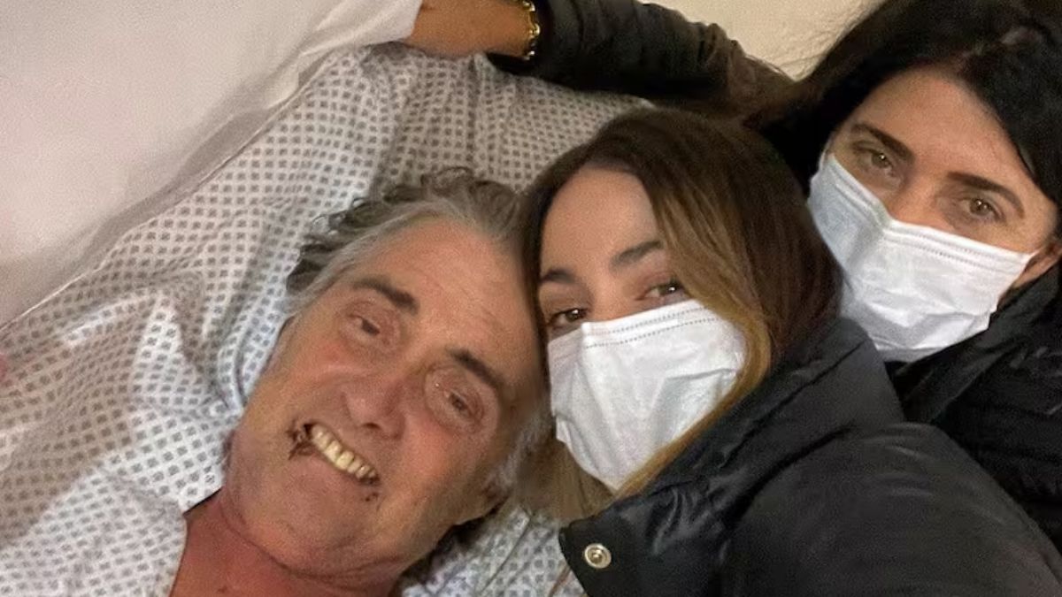 Tini Stoessel y Mariana Muzlera acompañando a Alejandro durante su internación en 2022. Tini Stoessel y Mariana Muzlera acompañando a Alejandro durante su internación en 2022.