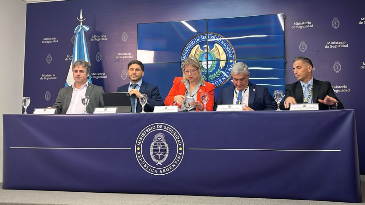 La ministra Alejandra Monteoliva y el gobernador Maximiliano Pullaro encabezaron la conferencia en el Ministerio de Seguridad.