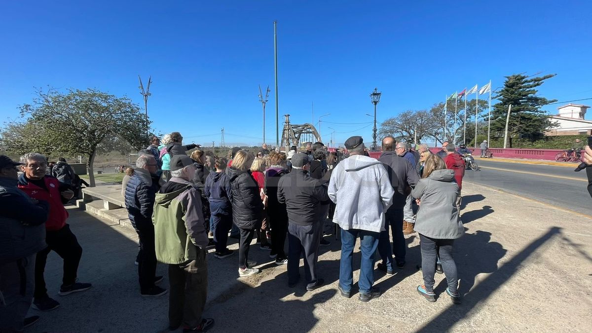 Vecinos y comerciantes santotomesinos se manifestaron para pedir información y celeridad en las obras sobre el Carretero Vecinos y comerciantes santotomesinos se manifestaron para pedir información y celeridad en las obras sobre el Carretero 