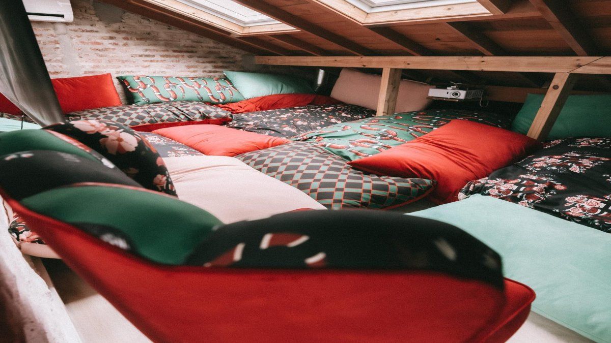 La China Suárez decoró el microcine con almohadas gigantes.