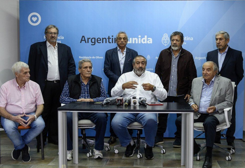 El presidente Alberto Fernández cuando recibió en la Residencia de Olivos a los principales referentes de la CGT, a principios de abril, con quienes repasó las medidas que viene llevando adelante el Gobierno nacional en el marco de la pandemia del coronavirus Covid-19.