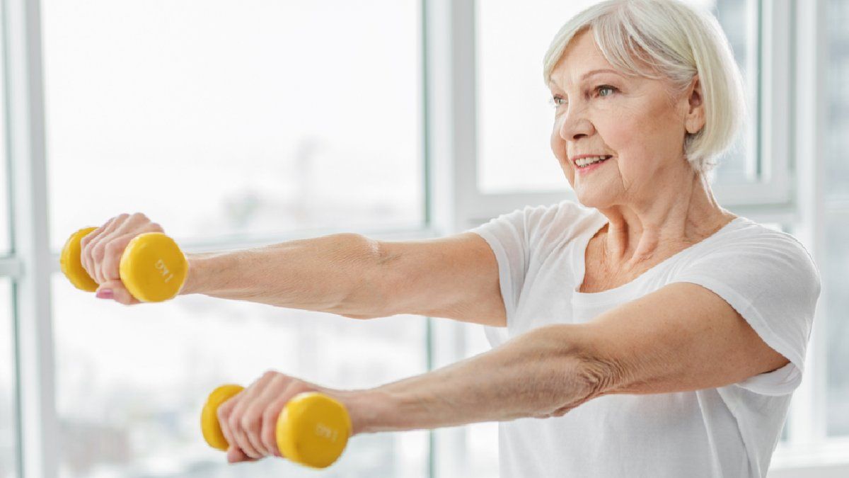 Se establece que un adulto debería hacer al menos 150 minutos semanales de actividad física moderada (o 75 minutos si es aeróbica intensa).