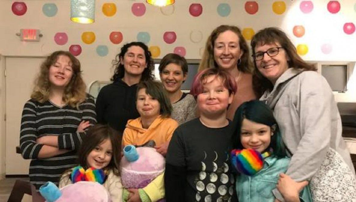 Cuatro mamás solteras de Estados Unidos compraron una casa para criar juntas a sus hijos.