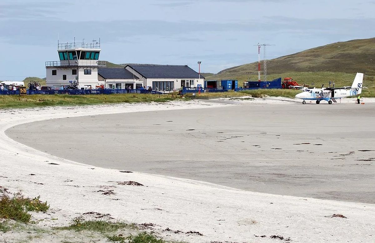 La terminal de Barra no es muy distinta de cualquier aeródromo pequeño, ya que cuenta con una sala para el embarque, un par de dependencias de servicio, una torre de control (foto) y un bar. También hay dos autobombas de los servicios de emergencia y una cisterna para reabastecer de combustible a los aviones.