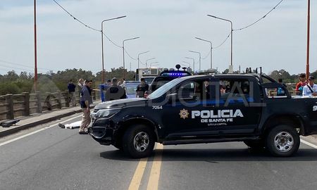 Peritos y policías de la jurisdicción custodiaron el cuerpo del hombre fallecido. Peritos y policías de la jurisdicción custodiaron el cuerpo del hombre fallecido.
