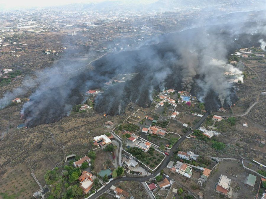 La lava avanza a 300 metros por hora, destruyendo todo a su paso.