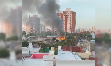 En el lugar trabajó personal de Bomberos Zapadores quienes lograron controlar la situación. De todos modos, peritos se hicieron presenten en la casa para realizar los trabajos correspondientes y determinar el origen del foco ígneo. En el lugar trabajó personal de Bomberos Zapadores quienes lograron controlar la situación. De todos modos, peritos se hicieron presenten en la casa para realizar los trabajos correspondientes y determinar el origen del foco ígneo.