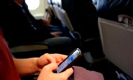 La muchacha pudo ver los mensajes desagradables que mandaba el pasajero sentado a su lado. La muchacha pudo ver los mensajes desagradables que mandaba el pasajero sentado a su lado.