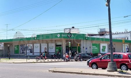 La mujer salió del banco cerca de las 10:30 de la mañana y fue abordada a unos cien metros del lugar por dos personas en moto La mujer salió del banco cerca de las 10:30 de la mañana y fue abordada a unos cien metros del lugar por dos personas en moto
