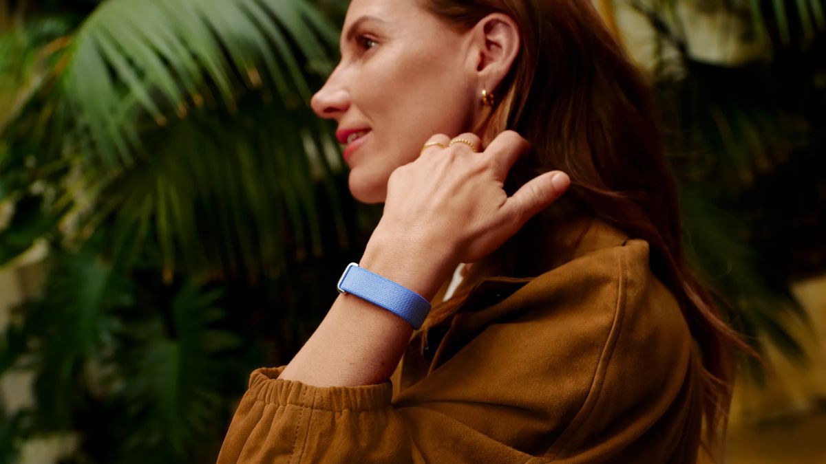 El diseño sin pantalla del Fitbit Air busca reducir la dependencia de los usuarios a las notificaciones constantes