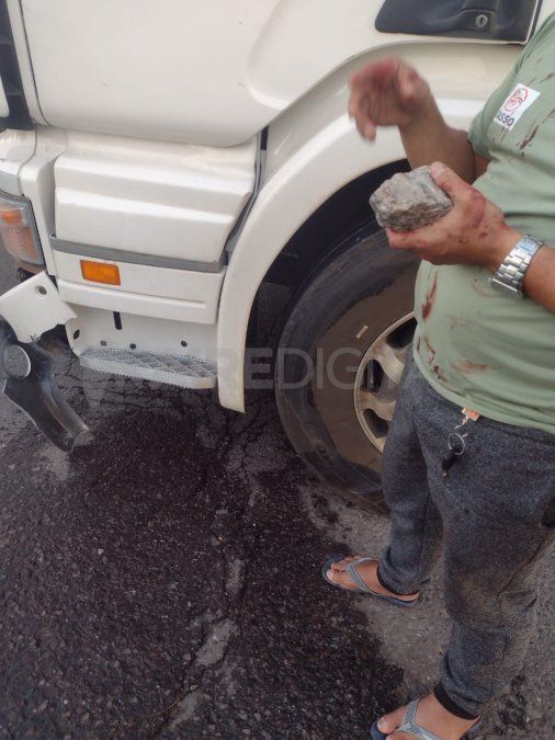 El conductor del camión sufrió cortes en la cabeza.