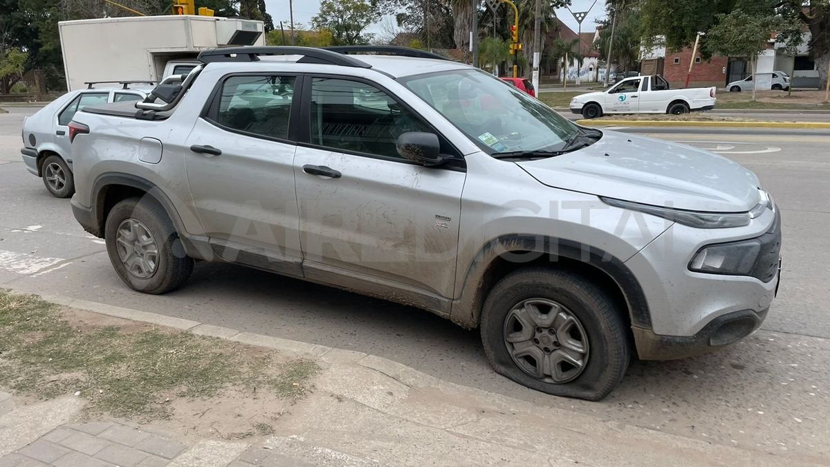El ciclista atacó con tres puntazos al automovilista para luego pinchar la rueda delantera derecha de la camioneta.
