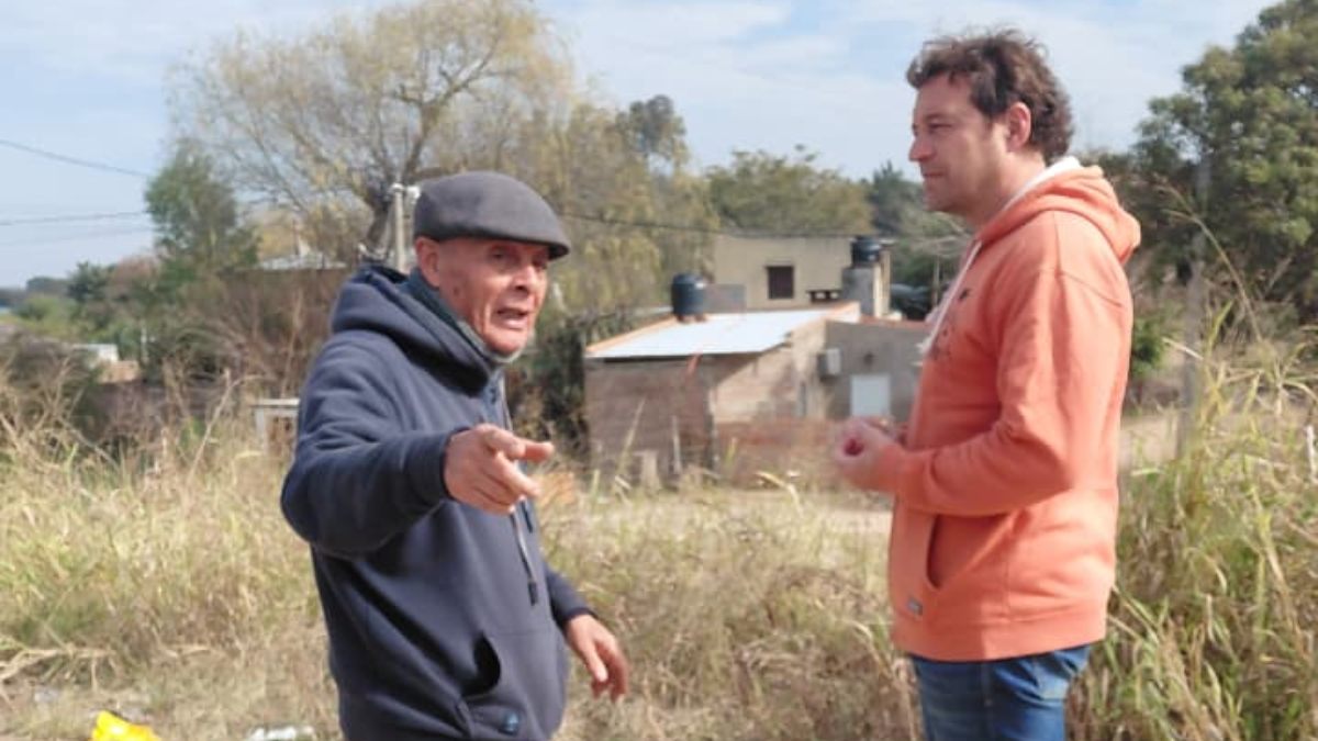 Fernández dialogó con vecinos de la zona del terraplén Garello.