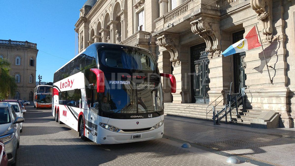 Un micro de larga distancia estacionado frente a la Casa de Gobierno como reclamo por la falta de ayuda económica en medio de la pandemia.