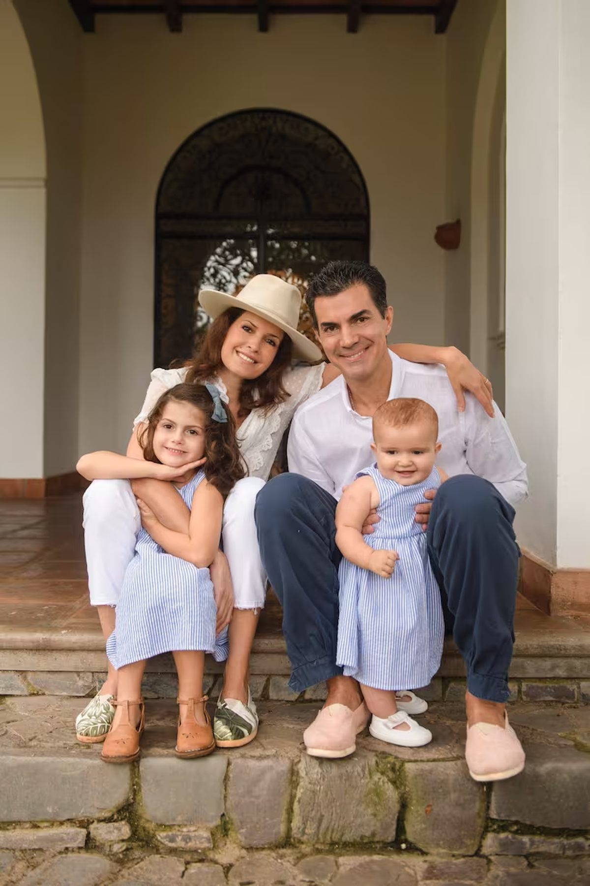 Los Urtubey-Macedo posan en una de las entradas de su casa, en la localidad de San Lorenzo. OSVALDO ORLANDI Los Urtubey-Macedo posan en una de las entradas de su casa, en la localidad de San Lorenzo. OSVALDO ORLANDI