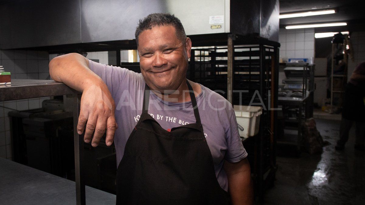 Cristino Centurión ayer era trapito en la plaza España y hoy vuelve a empezar en una cocina.